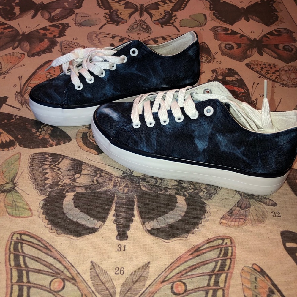 Francesca’s Navy Tennis Shoes NWT 💙